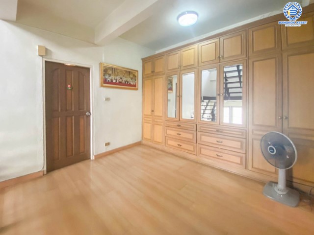 *****ทาวน์โฮม 3 ชั้นมือสองย่านกรุงเทพฯ ซอยวงศ์สว่าง-บางซื่อ บ้านพร้อมอยู่ เนื้อที่ 37 ตร.ว. พื้นที่ใช้สอยมากถึง 250 ตร.ม. มาพร้อมฟังก์ชัน 3 ห้องนอน 2 ห้องน้ำ 1 ที่จอดรถ บนทำเลติดถนนกรุงเทพฯ-นนท์ ใกล้รถไฟฟ้าสายสีม่วง "สถานีวงศ์สว่าง"